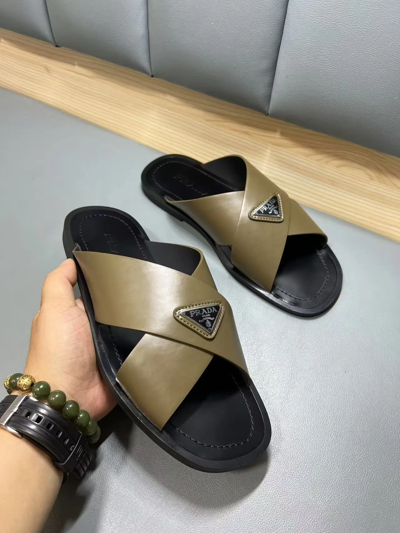340💰PRADA Prada’s latest slippers are synchronized with the official website. This slipper is made of the brand’s unique and iconic Saffiano leather. The brand logo jumps out from the double straps, and the brand style is clearly visible. Cowhide gives men elegant charm and functional design, making it an ideal choice for vacation and leisure. Size:38-45